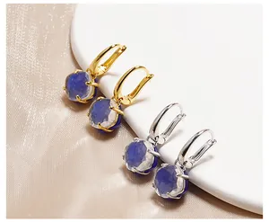 Nahaufnahme der blauen Kristall-Ohrringe mit Hebelverschluss in Gold und Silber