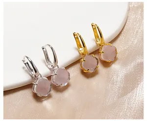 Details quadratischer rosa Kristallohrringe mit Gold- und Silber-Hebelverschluss