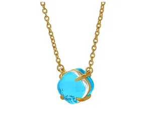 Makroaufnahme einer himmelblauen Kristallkette mit goldener Vier-Krallen-Fassung