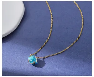 Nahaufnahme einer blauen quadratischen Kristallkette mit goldener Metallkette