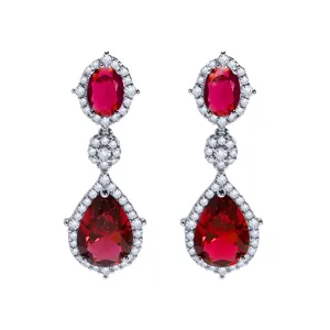 Elegante halo-oorbellen met rode ovale en peervormige kristallen in zilveren look