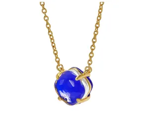 Nahaufnahme der Goldkette mit quadratischem blauem Kristallanhänger in Krallenfassung
