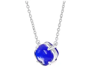 Detailansicht eines blauen Edelsteinanhängers an einer silbernen Gliederkette