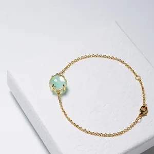 Elegante gouden kettingarmband met een facetgeslepen lichtgroene kristal in 4-klauw zetting
