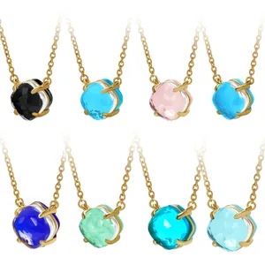 Set aus 8 goldenen Halsketten mit bunten facettierten Kristallanhängern im quadratischen Design