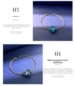 Detailweergave van gouden armband met blauwe edelsteen en gepolijste karabijnsluiting