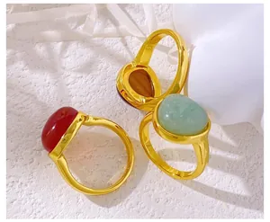 Detailansicht vergoldeter Ringe mit roten grünen und braunen Quarzsteinen im Vintage-Stil
