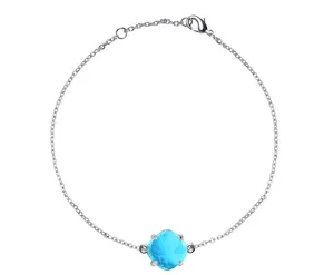 Detail van zilveren kettingarmband met blauw kristal en verstelbare karabijnsluiting