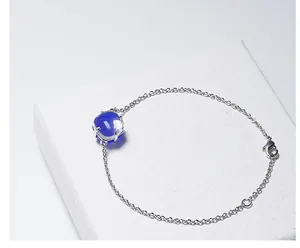 Detail van zilveren armband met vierkante blauwe kristal en verstelbare karabijnsluiting