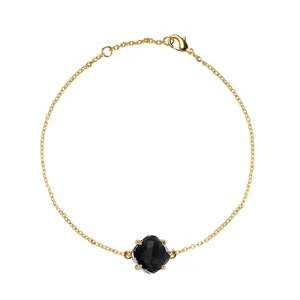 Elegante gouden kettingarmband met een vierkant geslepen zwart kristal en karabijnsluiting