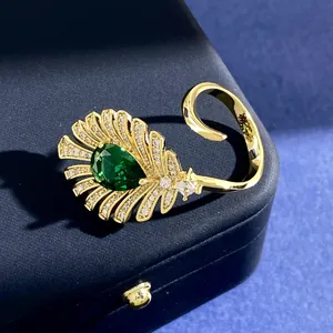 Luxuriöser goldener Federring mit großem birnenförmigem Smaragd und Zirkonia