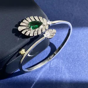 Eleganter Armreif mit smaragdgrünem Tropfen-Edelstein und Feder-Diamant-Dekor