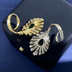 Details verstellbarer Federringe in Gold und Silber mit Smaragd-Tropfensteinen