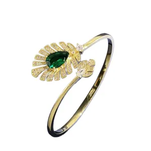 Luxuriöser goldener Feder-Armreif mit smaragdgrünem Tropfenstein und Pavé-Diamanten