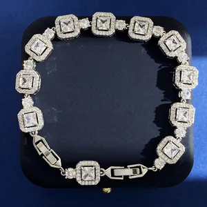 Detailansicht eines quadratischen Kristallarmbands mit Halo-Fassung auf blauem Samt