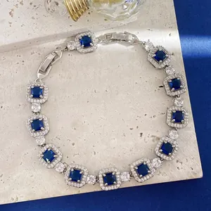 Makroaufnahme von Silberarmband mit quadratischen blauen Kristallen und Zirkonia-Besatz