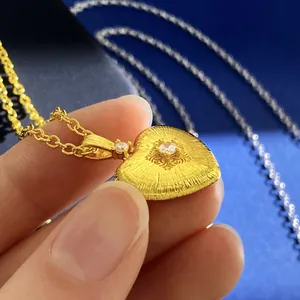 Italienische Vintage-Herz-Halskette mit Seidentextur und rundem Diamant-Anhänger