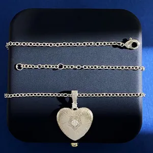 Detailansicht der herzförmigen Halskette mit strahlend gebürsteter Textur und Diamant