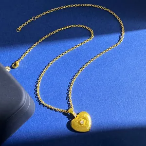 Detail der goldenen Herzanhänger-Halskette mit Radialstruktur und funkelndem Diamanten