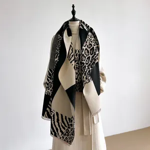Bufanda pashmina con estampado de leopardo, bloques de color, borlas y patrón geométrico