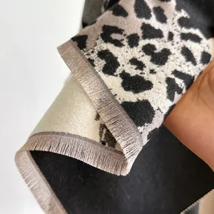 Bufanda de leopardo para mujer en cachemir sintético con flecos y textura suave