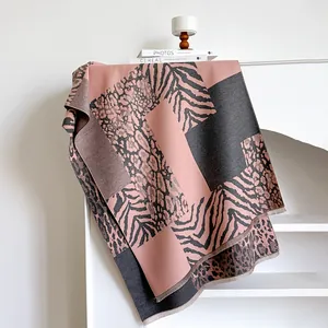 Chal de otoño con estampados de leopardo y cebra en diseño color-block rosa, gris y marrón