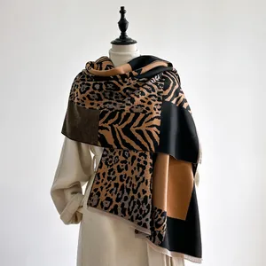 Detalle de bufanda con estampado de leopardo y cebra con flecos y tacto de cachemira