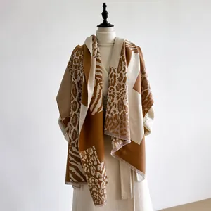 Detalle de textura de chal con estampado de leopardo y cebra con bordes suaves de flecos
