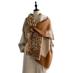 Bufanda moderna extragrande con estampado de leopardo y cebra y borlas decorativas