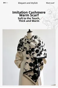 Dettaglio di morbida sciarpa simil cashmere con motivo graffiti bianco e nero