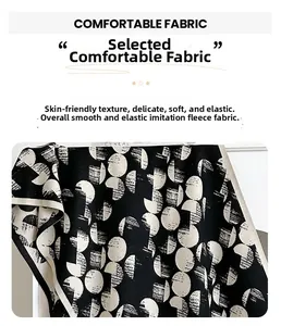 Dettaglio del morbido tessuto effetto cashmere con trama liscia e motivo graffiti