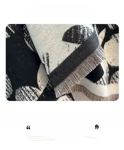 Dettaglio ravvicinato del tessuto jacquard bianco e nero con frange sottili intrecciate