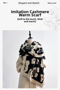 Primer plano de bufanda gruesa de imitación cachemira con estampado leopardo y flecos