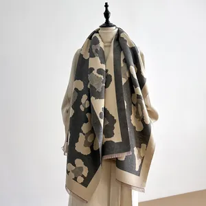 Detail eines Kaschmir-ähnlichen Schals mit Leopardenmuster und Fransen am Saum