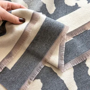 Dicker Vintage-Schal mit Leopardenmuster aus grau-cremefarbenem Kaschmirimitat mit Fransen