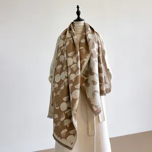 Sciarpa oversize con motivo graffiti e frange in cammello e crema per la moda invernale