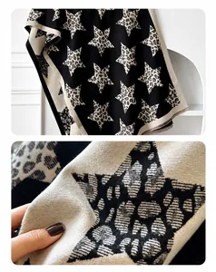 Vista dettagliata del tessuto in finta cashmere con motivo a stella leopardato e frange