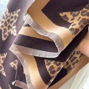 Sciarpa calda spessa da donna con motivo a stelle e leopardo con nappe stile inverno