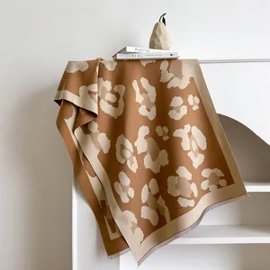 Schal aus Kaschmirimitat mit Leopardenmuster und Fransen in minimalistischem Ambiente