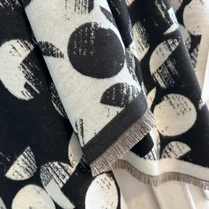 Sciarpa in finta cachemire bianco e nero con stampa graffiti e nappe per l'inverno