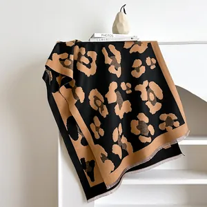 Detailansicht eines dicken Leoparden-Schals mit weichen Fransen und hochwertiger Textur
