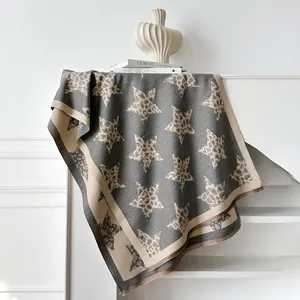 Sciarpa calda spessa con stelle leopardate, bordi beige e dettagli con frange fini