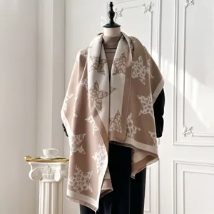 Dettaglio di uno scialle pashmina spesso con stampa leopardo a stelle e bordi sfrangiati