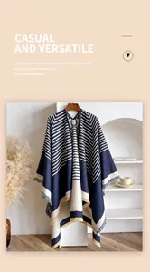 Detail eines dunkelblau-beigen Strickschals mit geometrischem Muster und Quastensaum