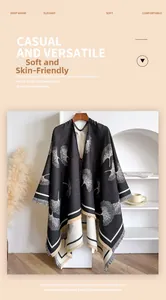 Détail de franges douces et motifs de ginkgo sur un châle de style vintage