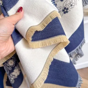 Détail de broderie florale et franges dorées sur un châle pashmina épais en cachemire