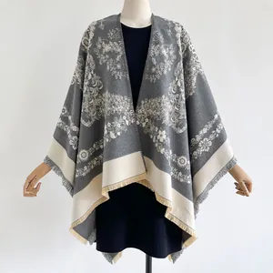 Détail d'un châle en cachemire à imprimé floral vintage avec franges et texture douce