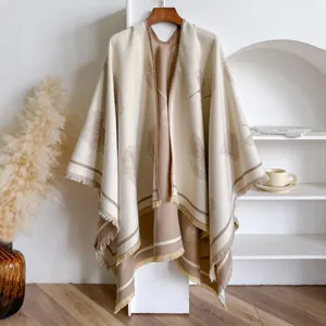 Élégant châle à motif de feuilles de ginkgo et franges en tons beige et marron