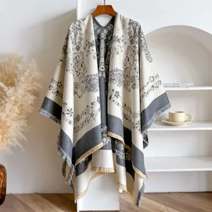 Détail d'un châle en tricot vintage avec motifs floraux, bords à franges et jacquard