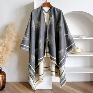 Châle réversible gris et beige avec motifs de feuilles de ginkgo et bords à franges